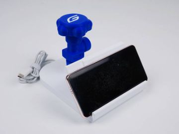 Подставка для моб. телефона с беспроводной зарядкой и с логотипом. 3D печать цветная.