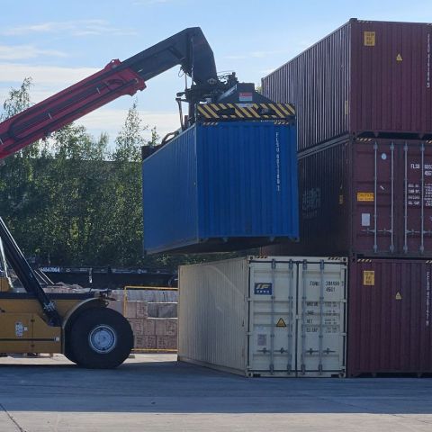 Организация доставки товаров является одной из наших специализаций. Доставка автомобильным транспортом, железной дорогой, морским контенейром с нами возможна.