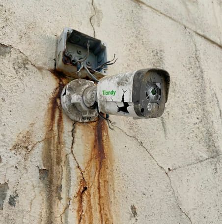 malfunctioning_security_camera_002