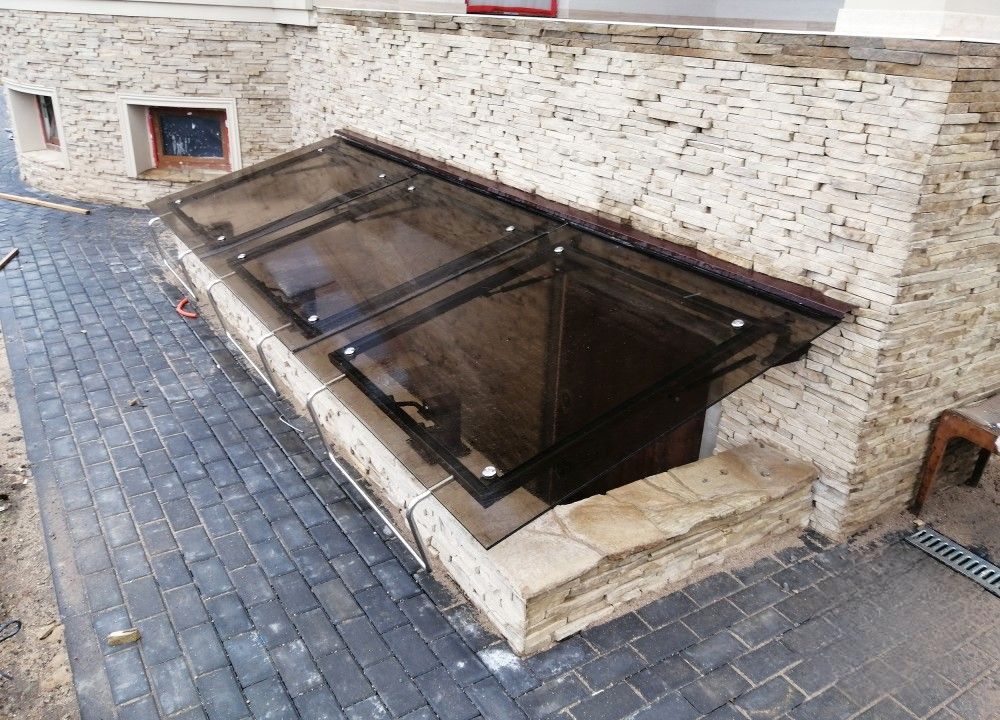 Козырек над приямком