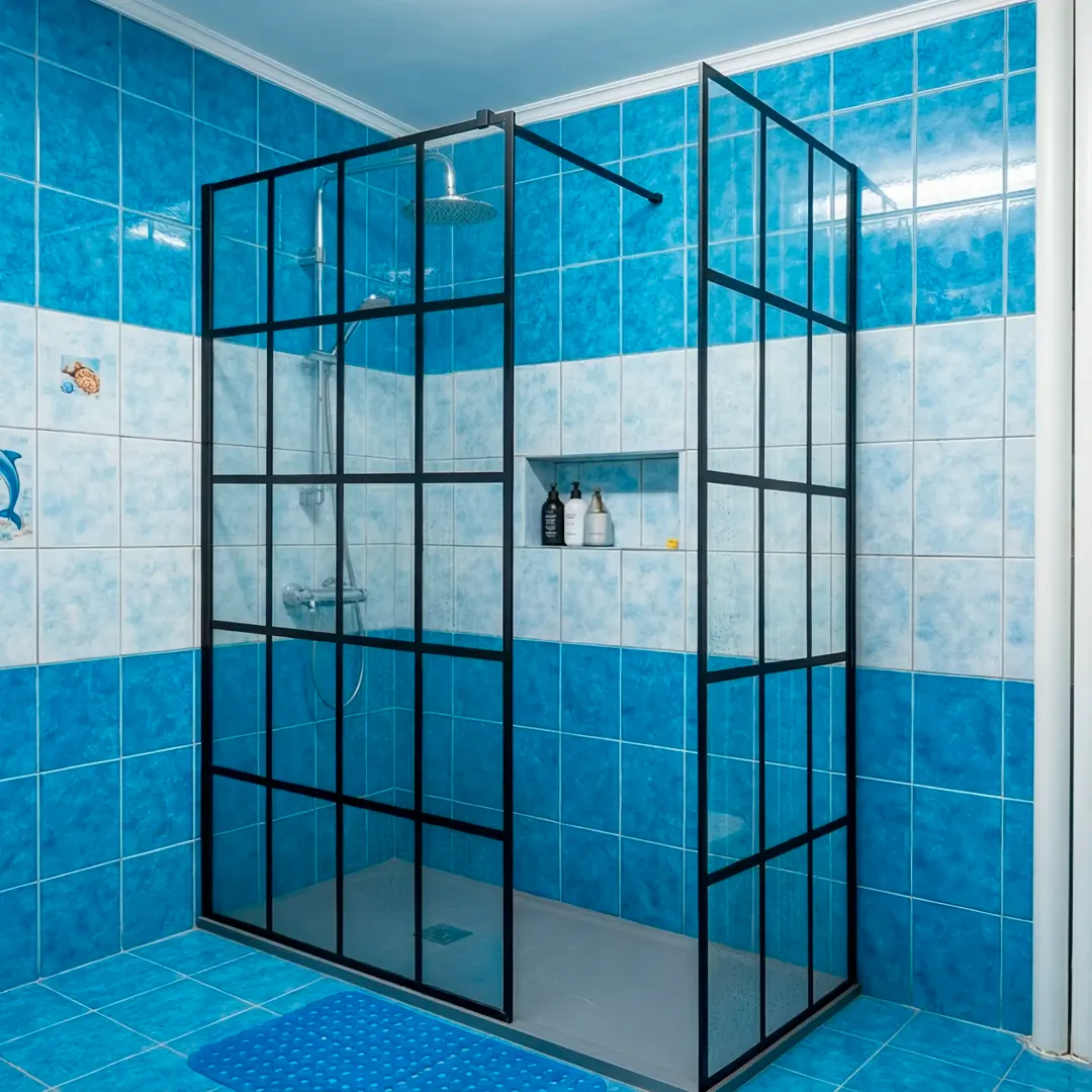 Неподвижная бездверная душевая перегородка в стиле лофт на штанге из закаленного прозрачного стекла с керамической печатью