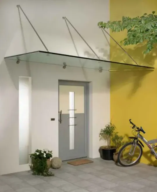 стеклянная дверь в алюминиевой коробке