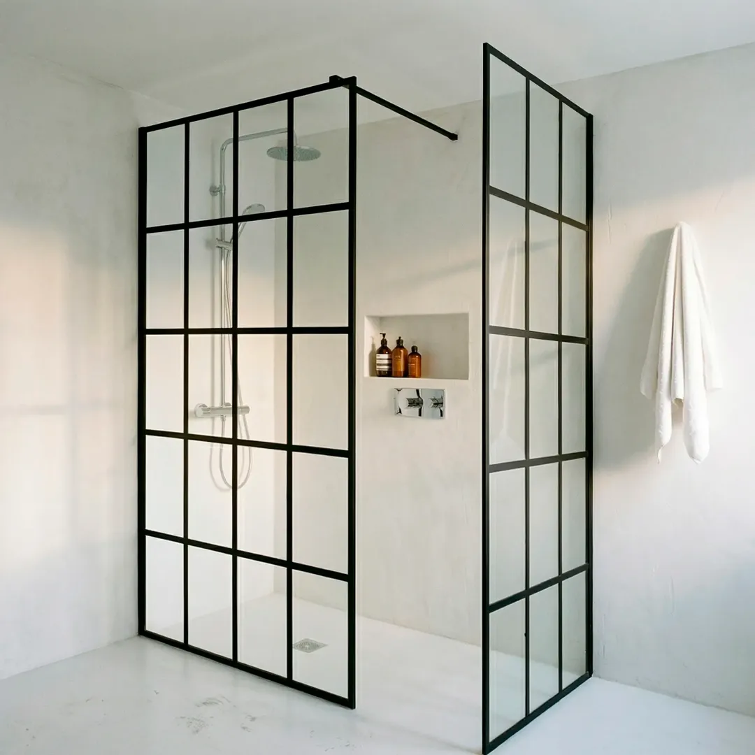 Неподвижная бездверная душевая перегородка в стиле лофт на штанге из закаленного прозрачного стекла с керамической печатью