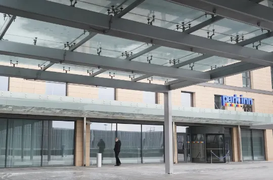 Навес с электрообогреваемым стеклом на спайдерах