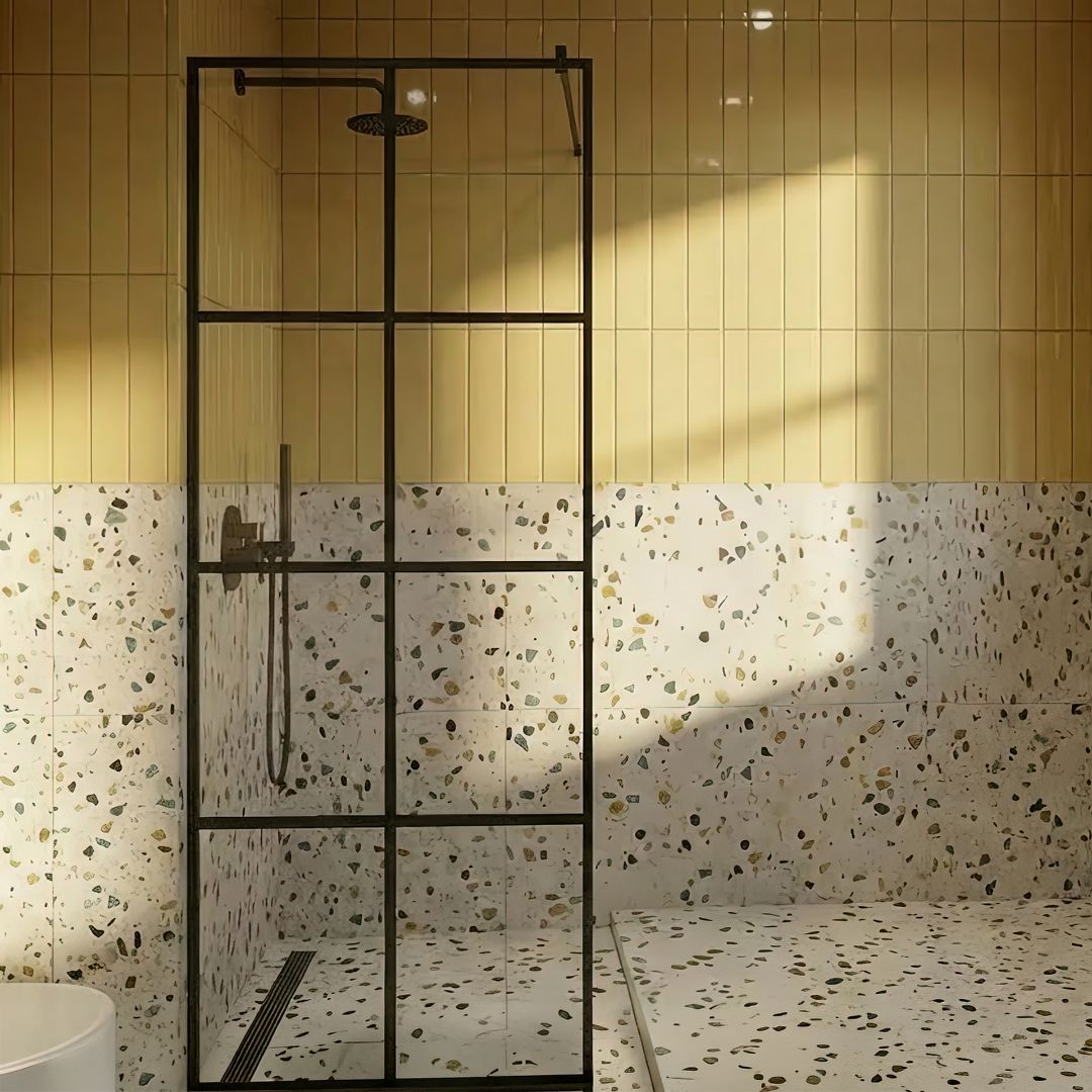 Неподвижная душевая перегородка на штанге из закаленного прозрачного стекла в стиле лофт