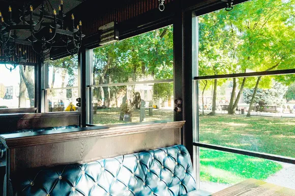 Раздвижная гильотинная система остекления для веранд, террас, кафе и ресторанов