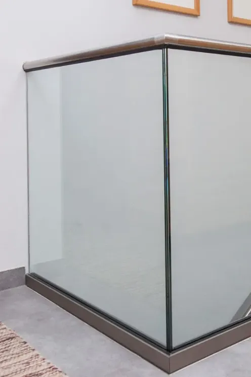 Зажимной профиль для стеклянного ограждения