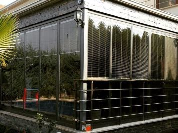 Vertiflex Twin гильотинная вертикально раздвигаемая автоматическая система безрамного остекления albert Genau в ресторане