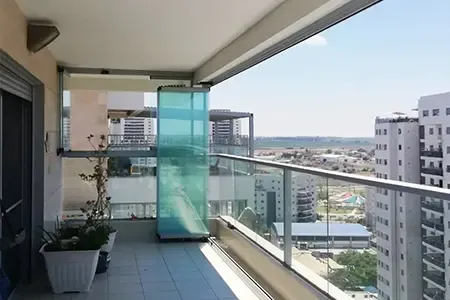 Раздвижное безрамное остекление балкона