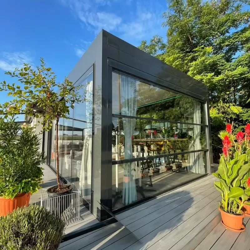 Зимний сад с гильотинным остеклением