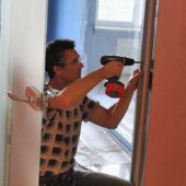 изготовление, доставка и монтаж стеклянные двери скрытого монтажа