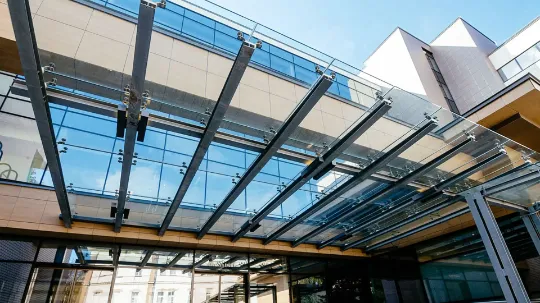 Навес из стекла стеклом на спайдерах