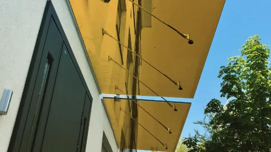 стеклянный козырек из тонированного триплекса