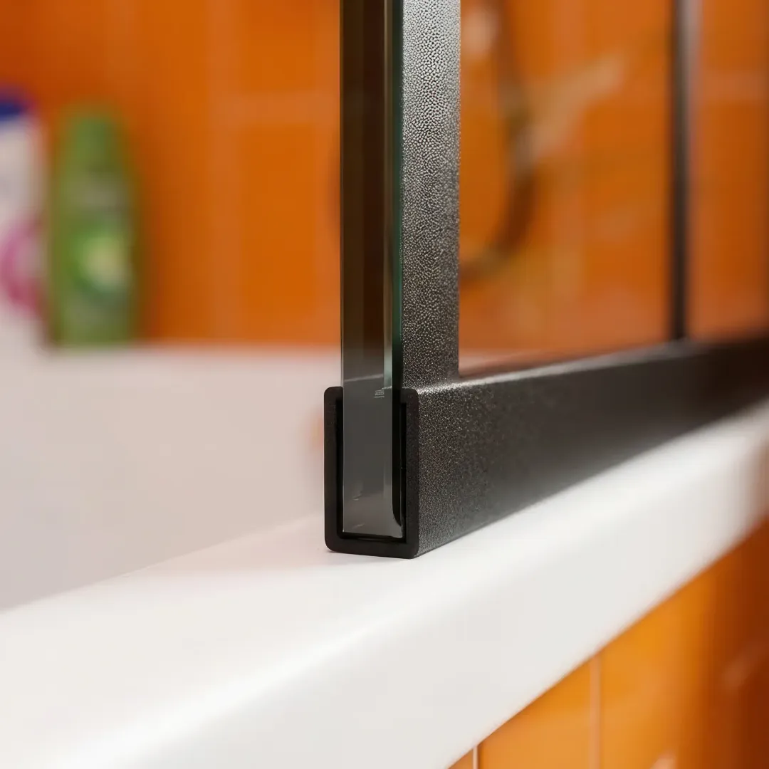 Неподвижная душевая шторка в стиле лофт на ванну из закаленного прозрачного стекла с керамической печатью