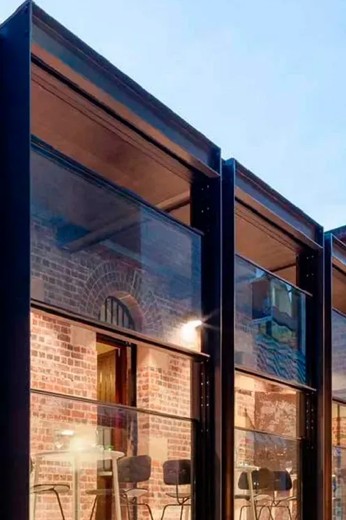 Вертикальное безрамное остекление