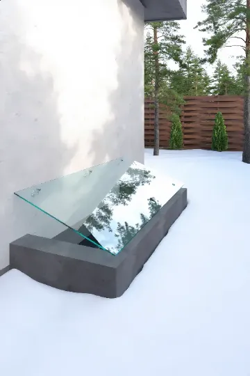 Стеклянный козырек над приямком