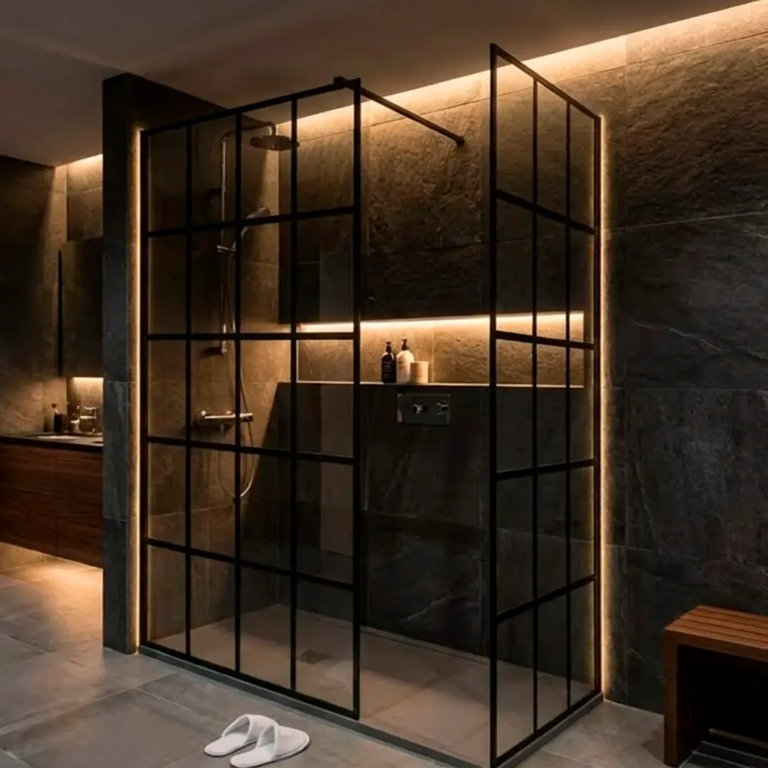 Неподвижная бездверная душевая перегородка в стиле лофт на штанге из закаленного прозрачного стекла с керамической печатью