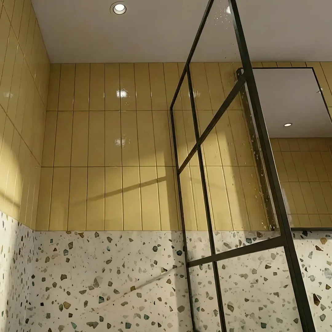 Неподвижная душевая перегородка на штанге из закаленного прозрачного стекла в стиле лофт