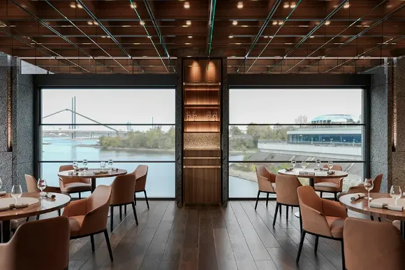 Раздвижная гильотинная система остекления для веранд, террас, кафе и ресторанов гостиниц