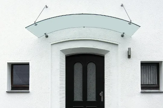 Изогнутый стеклянный козырек с подогревом