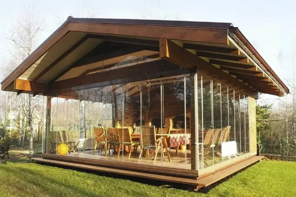 Безрамное остекление беседок