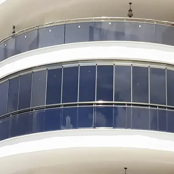 РАЗДВИЖНОЕ безрамное остекление стеклопакетами в Минске от Albert Genau