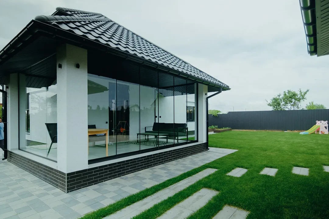 Раздвижное безрамное остекление террасы