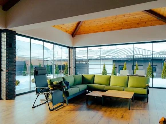 Раздвижное безрамное остекление балкона