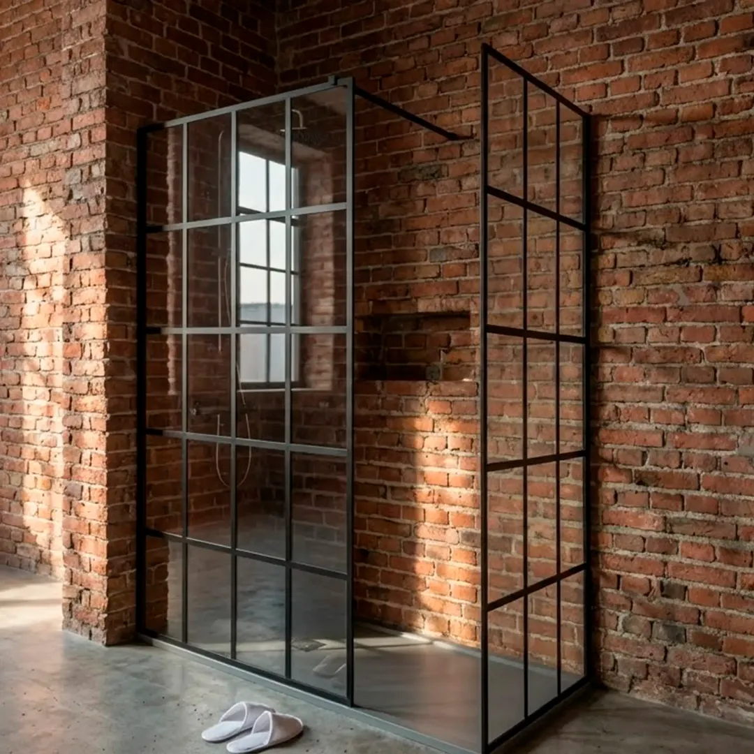 Неподвижная бездверная душевая перегородка в стиле лофт на штанге из закаленного прозрачного стекла с керамической печатью