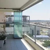 Поворотно-складное безрамное остекление