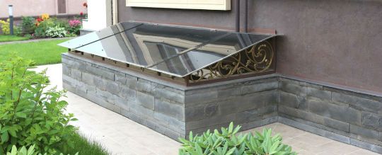 стеклянный козырек над приямком с обогревом