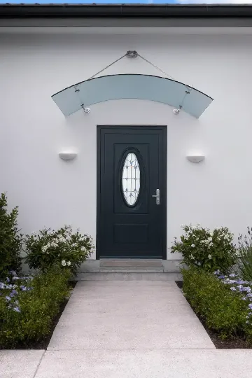 Моллированный гнутый козырек из закаленного стекла с электроподогревом