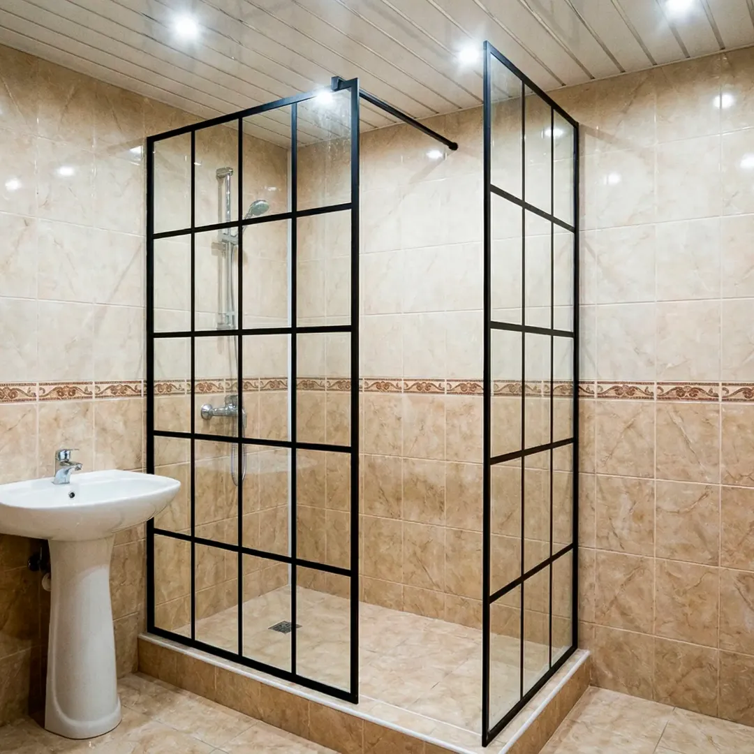 Неподвижная бездверная душевая перегородка в стиле лофт на штанге из закаленного прозрачного стекла с керамической печатью