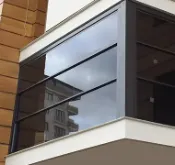 Гильотинное безрамное остекление