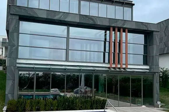 Раздвижная гильотинная система остекления для культурных и выставочных центров