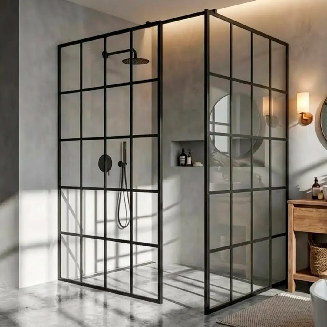 Неподвижная бездверная душевая перегородка в стиле лофт на штанге из закаленного прозрачного стекла с керамической печатью