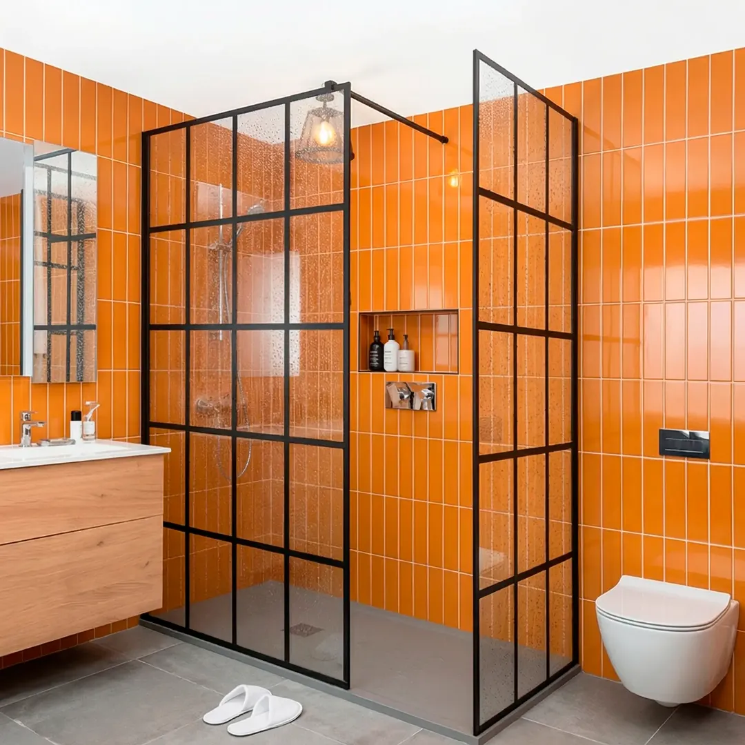 Неподвижная бездверная душевая перегородка в стиле лофт на штанге из закаленного прозрачного стекла с  керамической печатью