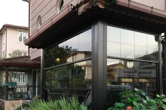 Раздвижная гильотинная система остекления для офисных зданий