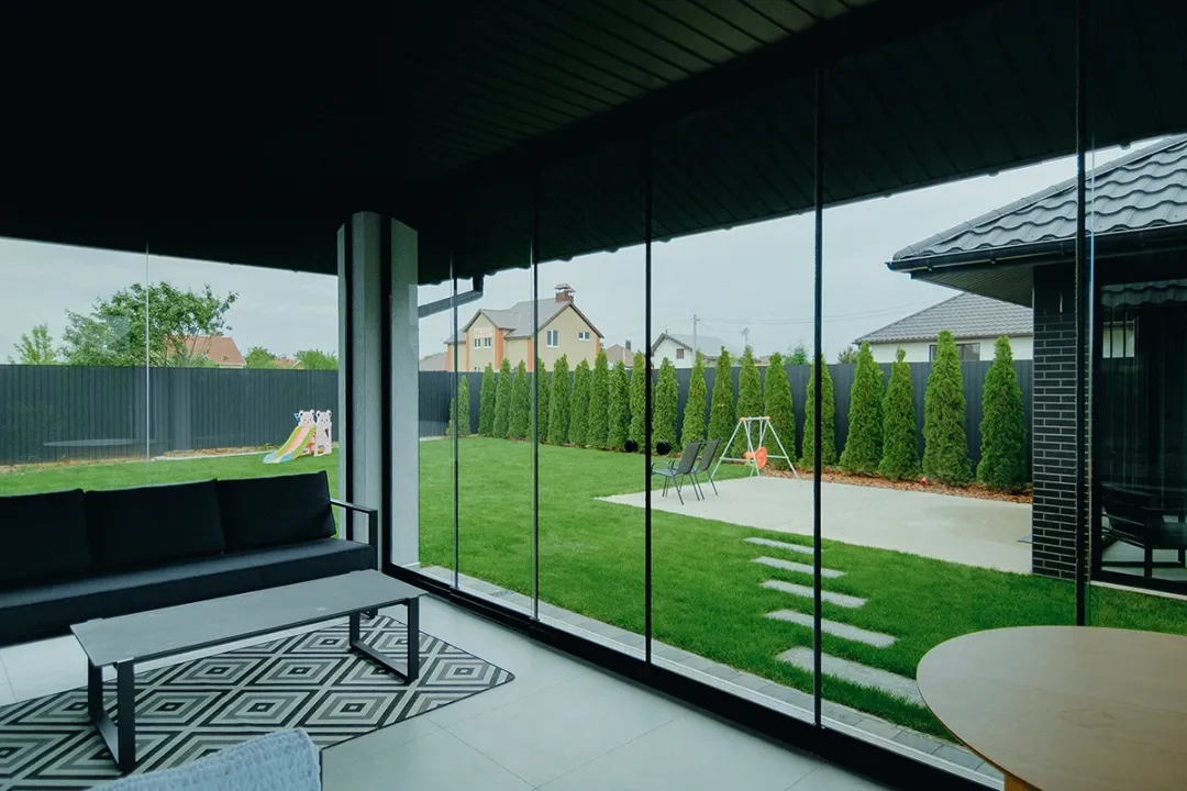 Раздвижное безрамное остекление террасы
