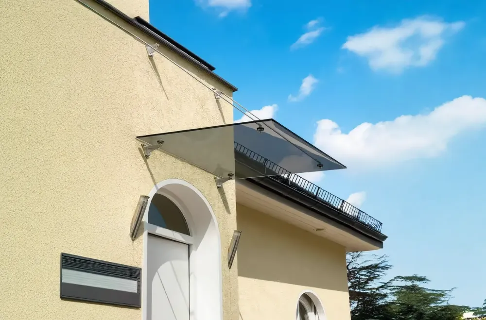 Наледь и сосульки по краю стеклянного навеса