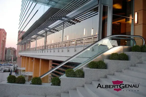 Раздвижные безрамные перегородки