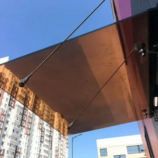 Стеклянный козырек с электроподогревом из цветного стекла