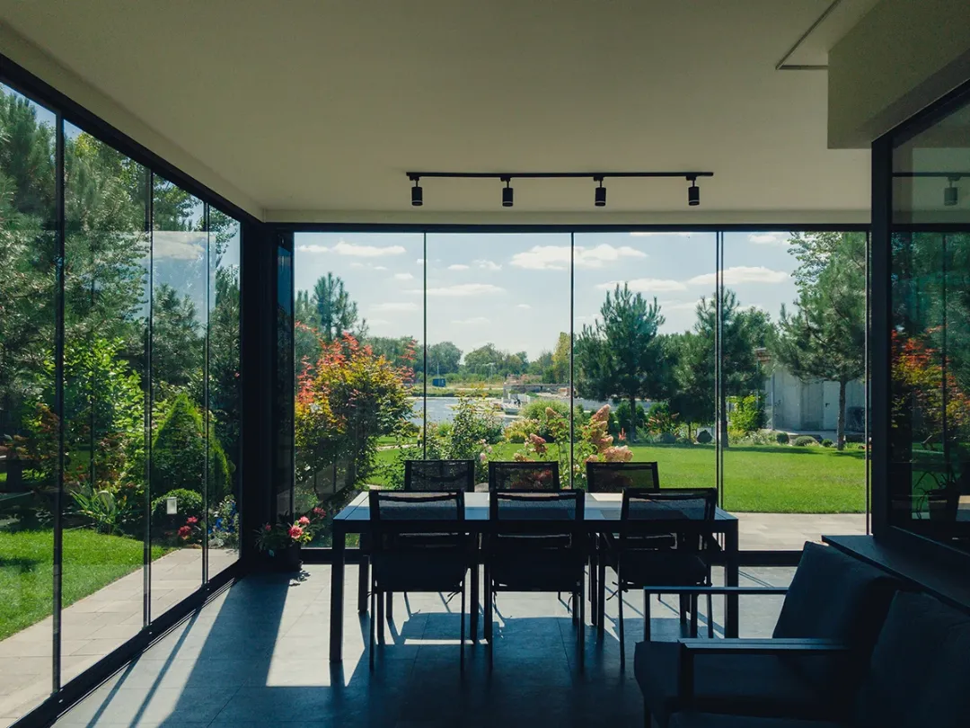 Раздвижное безрамное остекление террасы