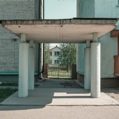 Обычный и обогреваемый стеклянные козырьки зимой — сравнение внешнего вида