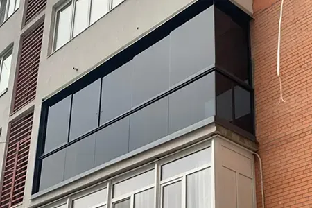 Безрамное остекление балконов и лоджий в Беларуси