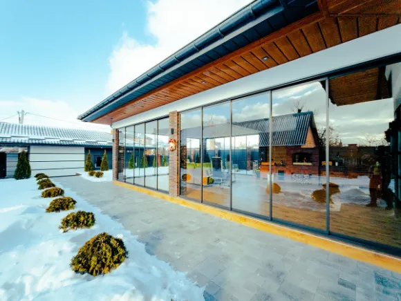 Раздвижное безрамное остекление 