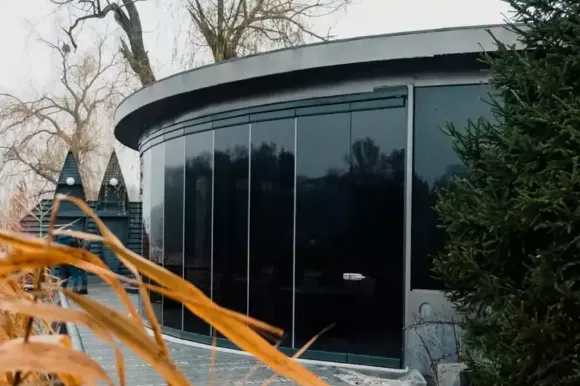 Безрамные перегородки для ресторана и кафе