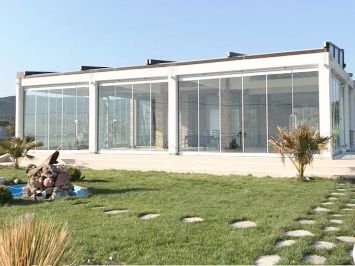 Vertiflex Twin гильотинная вертикально раздвигаемая автоматическая система безрамного остекления albert Genau в кафе