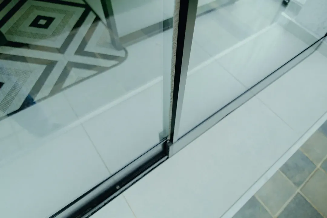 Раздвижное безрамное остекление террасы