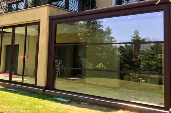 Раздвижная гильотинная система остекления для культурных и выставочных центров